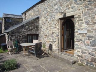 self-catering-sleeps-6-dartmoor-giles-cottage-terrace