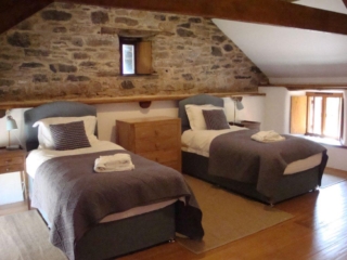 self-catering-sleeps-6-dartmoor-giles-cottage-twin1