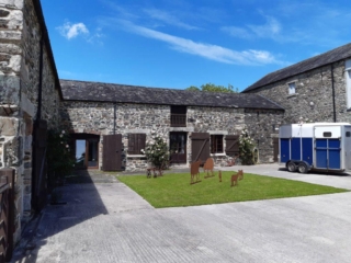 self-catering-dartmoor-yard-horse-box