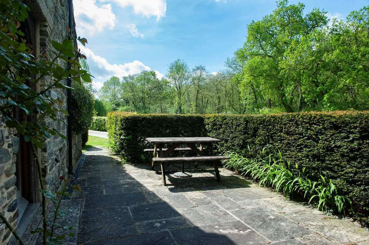 Garden picnic bench Giles - self-catering holiday cottage Dartmoor